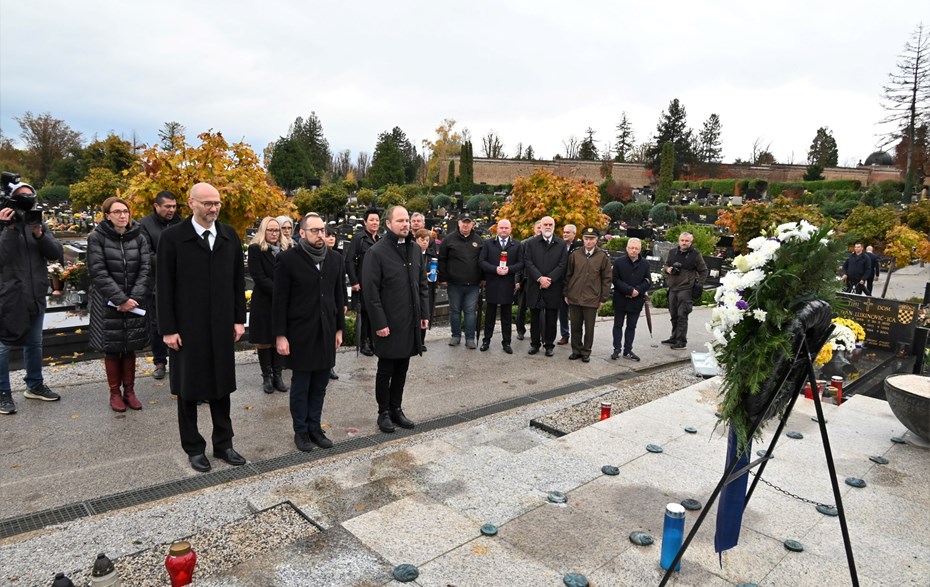 POLAGANJE VIJENACA UOČI DANA SJEĆANJA NA ŽRTVE DOMOVINSKOG RATA I DANA SJEĆANJA NA ŽRTVU VUKOVARA I ŠKABRNJE